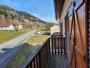 EXCLUSIF ! 800 m des navettes de ski ! 3 pièces de 49 m² balcon, terrain, cave, stationnement privatifs.