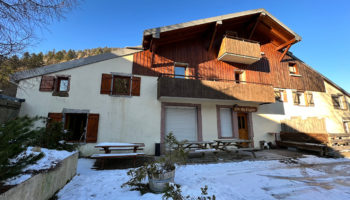 EXCLUSIF ! Appartement 4 pièces 100 m². Sans voisins au dessus. Stationnement cave et terrasse.
