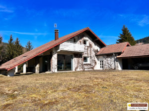 PROCHE DOMAINE SKIABLE MAISON AV GARAGE ET TERRAIN PLAT