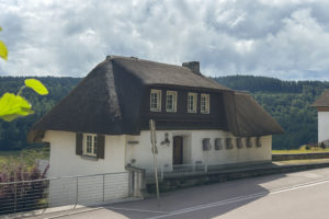 SUPERBE MAISON D’ARCHITECTE AVEC VUE SUR LA VALLEE