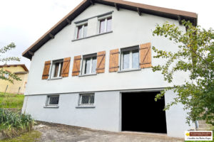 A COTE DE BRUYERES. Maison familiale 107 m² 19a42ca avec dépendance