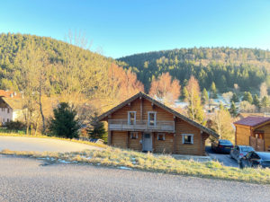 Chalet en rondins rare – 8 couchages – à 3 min des pistes – vendu meublé