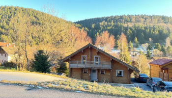 Chalet en rondins rare – 8 couchages – à 3 min des pistes – vendu meublé
