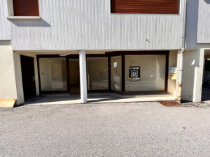 LOCAL COMMERCIAL PROCHE DU CENTRE DE LA BRESSE!